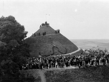 28 июня 1931 года в Новогрудке торжественно открыли «Курган Бессмертия Адама Мицкевича»